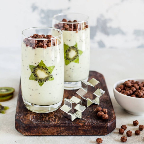 Kiwifruit Smoothie Decorated with Star Shaped Kiwi Slices with Cocoa Cereal, square - Foto, afbeelding