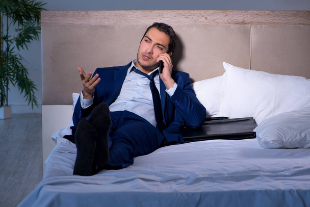 Homme d'affaires fatigué faisant des heures supplémentaires à la maison la nuit - Photo, image