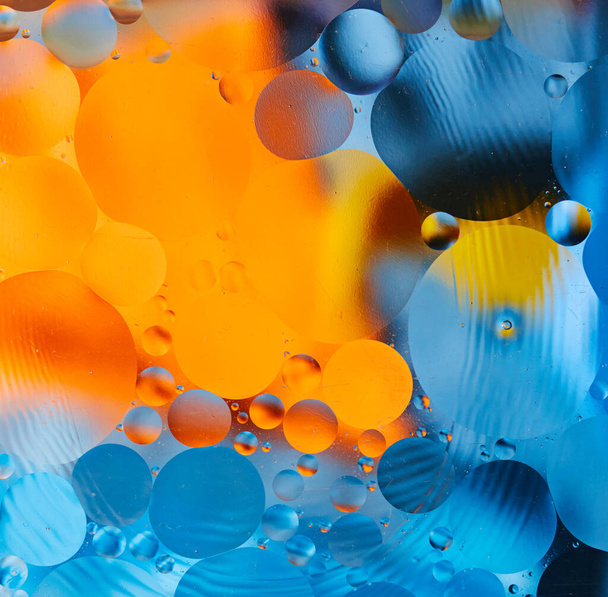 Abstract background with vibrant colors. Experiment with oil drops on water. Close up artful and colorful bubbles. - Fotoğraf, Görsel