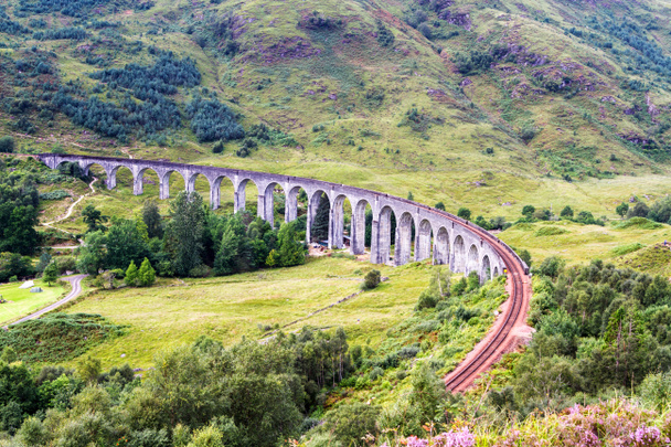 El viaducto de Glenfinnan durante el verano en la costa oeste de Escocia, Reino Unido
 - Foto, Imagen