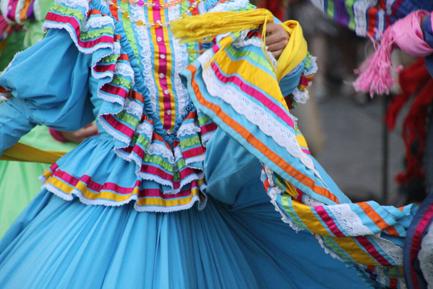 Baile folclórico mexicano en un festival - Foto, Imagen