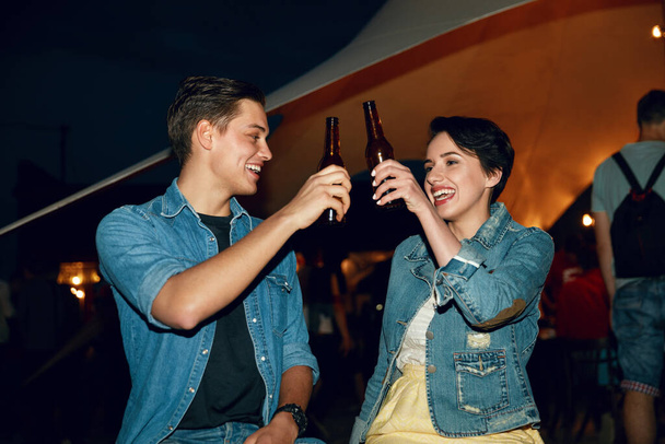 Couple Drinking Beer On Party Outdoors - Foto, imagen