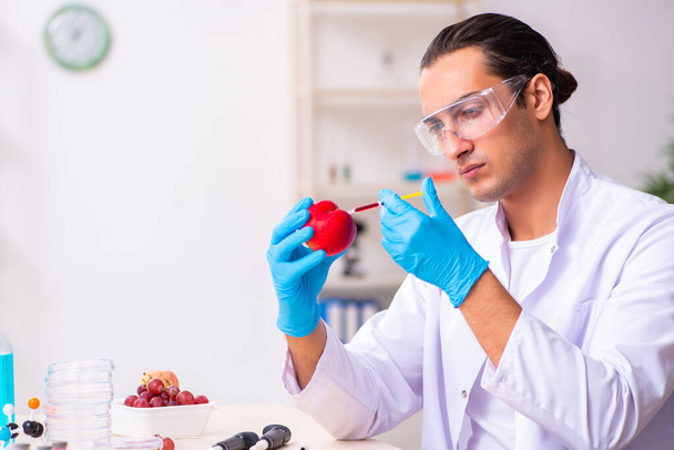 Jovem especialista em nutrição masculina testando produtos alimentícios em laboratório - Foto, Imagem