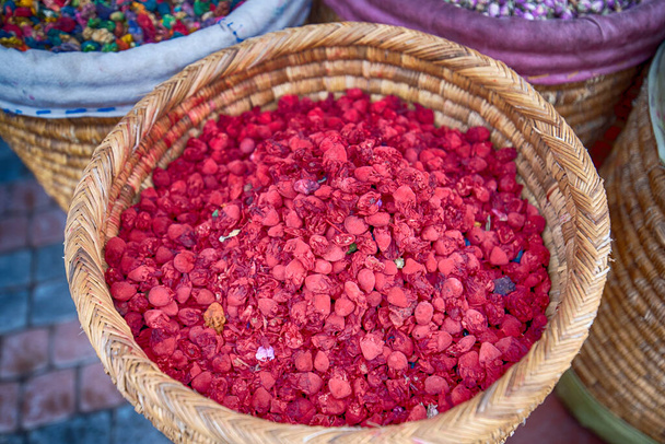 Καλάθια με πολύχρωμα φυσικά βιολογικά φυτικά τσάι Potpourri στην αγορά του Μαρακές στο Μαρόκο. ομάδα από όμορφα ξηρά πολύχρωμα λουλούδια. Ξηρά τριαντάφυλλα, λεβάντα, τριαντάφυλλο χρήση λουλουδιών για το μείγμα διακόσμησης - Φωτογραφία, εικόνα