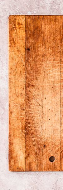 Старая доска для рубки на розовом бетоне фон, баннер, копировальное место для текста - Фото, изображение