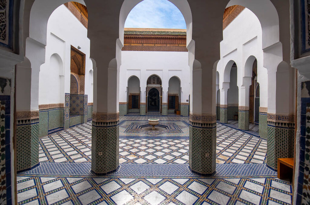 Marrakech, Marokko - 18 heinäkuu, 2019: Sisätilojen Dar Si Said - Museum of Marokon Arts, Käsityöt, Matot ja kudonta Marrakesh Medina. Kansallinen matto museo zellige laatta työ - Valokuva, kuva