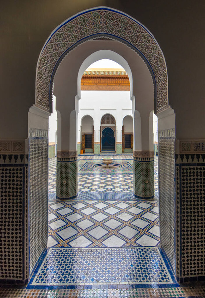 Marrakech, Marokkó - 2019. július 18.: A marrákesi Dar Si Said - Museum of Moroccan Arts, Crafts, Carpets and Weaving belső tere. A Nemzeti Szőnyegmúzeum zellige cserép munkái - Fotó, kép