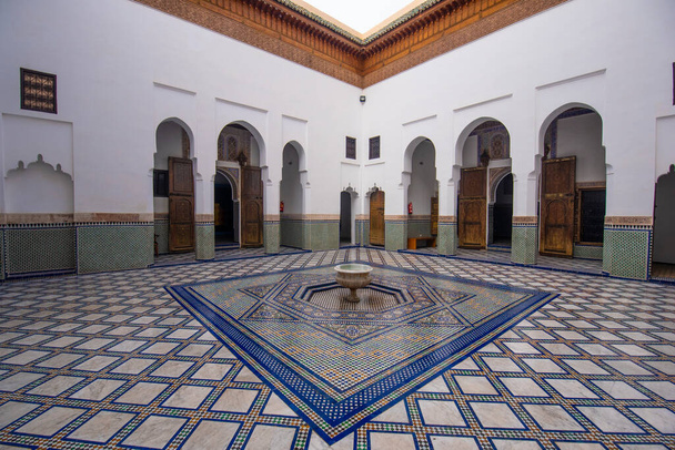 モロッコのマラケシュ- 18 7月、 2019:ダルシーサイードの内部-モロッコ美術館、工芸品、カーペット、マラケシュのメディアでの織物。国立カーペット博物館ゾリゲタイルの仕事 - 写真・画像