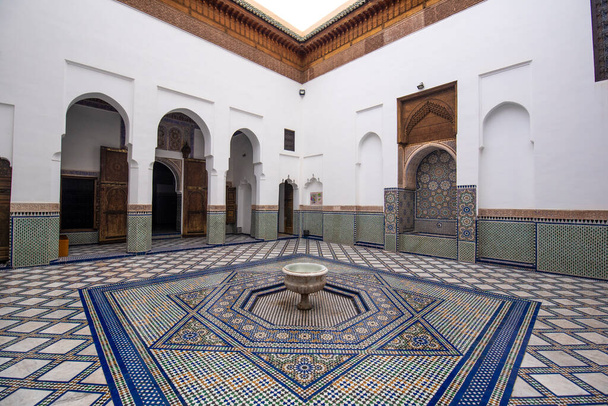 Μαρακές, Μαρόκο - 18 Ιουλίου 2019: Εσωτερικό του Dar Si Said - Μουσείο Μαροκινών Τεχνών, Χειροτεχνίας, Χαλιά και Υφαντικής στο Μαρακές Medina. Το Εθνικό Μουσείο χαλιών zellige κεραμιδιών έργο - Φωτογραφία, εικόνα