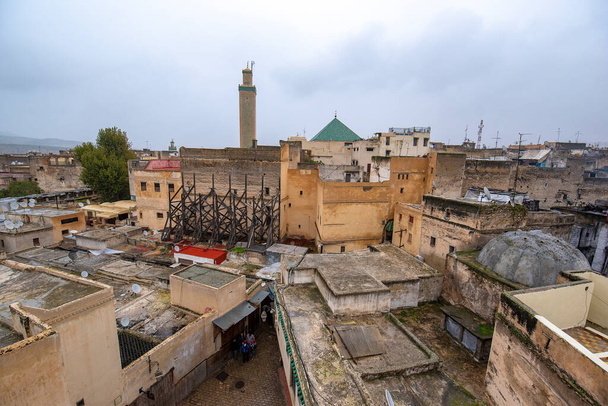 Fes, Marokko - 30. November 2019: Blick auf die alte Medina in Fes (Fes El Bali). Die antike Stadt und die älteste Hauptstadt Marokkos. Eine der Kaiserstädte Marokkos. UNESCO-Weltkulturerbe - Foto, Bild