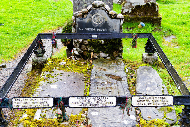 BALQUHIDDER, SCOTLAND - 19 de agosto de 2016: Histórico cementerio de Balquhidder, el último lugar de descanso del famoso héroe popular escocés Rob Roy MacGregor. Escocia, Reino Unido
 - Foto, Imagen