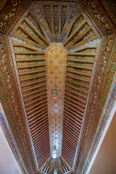 Marrakech, Marrocos - 18 de julho de 2019: Interior de Dar Si Said - Museu de Artes, Artesanato, Tapetes e Tecelagem de Marrocos medina. O Museu Nacional do Tapete zellige azulejo trabalho - Foto, Imagem