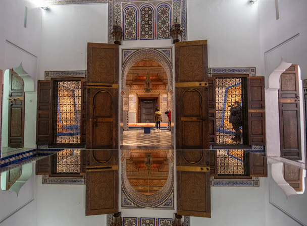 Marrakech, Marruecos - 18 de julio de 2019: Interior de Dar Si Said - Museo de Artes Marroquíes, Artesanía, Alfombras y Tejidos en Marrakech medina. El Museo Nacional de la Alfombra zellige azulejos trabajo - Foto, Imagen