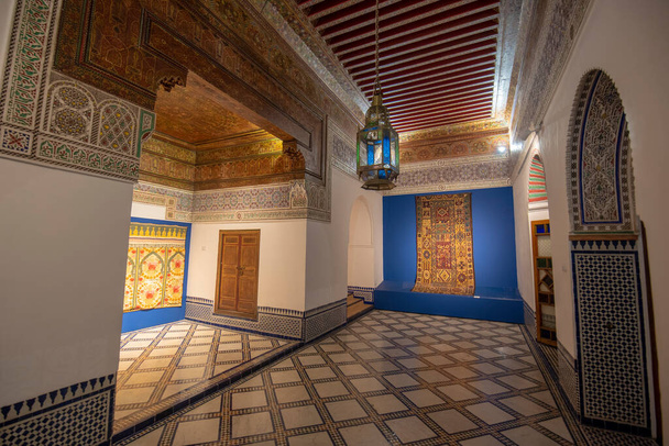 Marrakech, Marokkó - 2019. július 18.: A marrákesi Dar Si Said - Museum of Moroccan Arts, Crafts, Carpets and Weaving belső tere. A Nemzeti Szőnyegmúzeum zellige cserép munkái - Fotó, kép