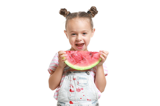 Zabawna dziewczynka w brudnych ubraniach jedząca świeży arbuz na białym tle - Zdjęcie, obraz