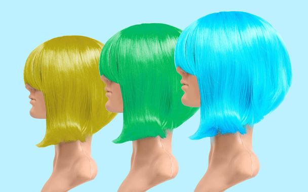 Maniquíes con diferentes pelucas femeninas sobre fondo de color
 - Foto, Imagen