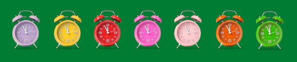 Diferentes relojes de alarma en el fondo de color - Foto, imagen