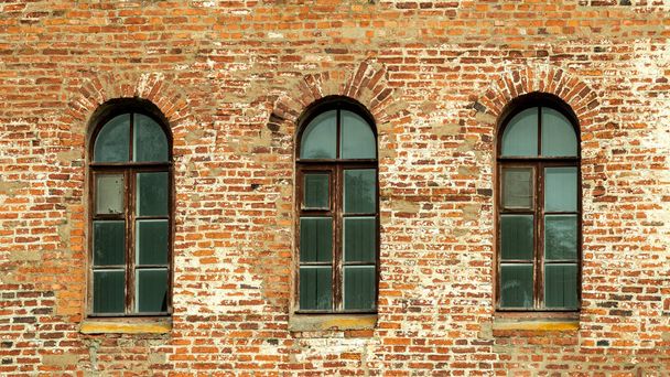 ゴシック様式の塔の窓 - 写真・画像