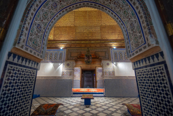 Marrakech, Marruecos - 18 de julio de 2019: Interior de Dar Si Said - Museo de Artes Marroquíes, Artesanía, Alfombras y Tejidos en Marrakech medina. El Museo Nacional de la Alfombra zellige azulejos trabajo - Foto, Imagen
