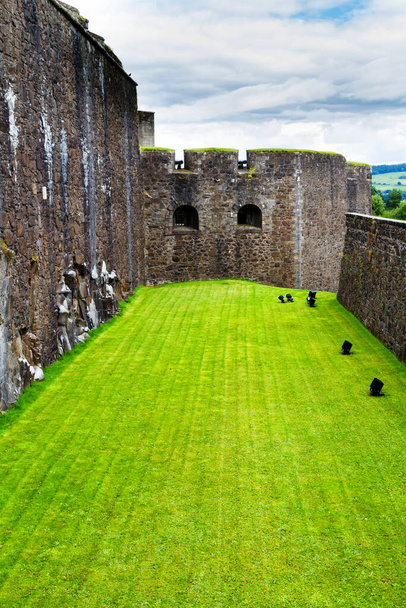 STIRLING, Reino Unido-AGO 21, 2016: O Castelo de Stirling data do início do século XII, foi uma residência favorita dos monarcas Stuart da Escócia e é um dos patrimônios historicamente mais importantes da nação.
 - Foto, Imagem