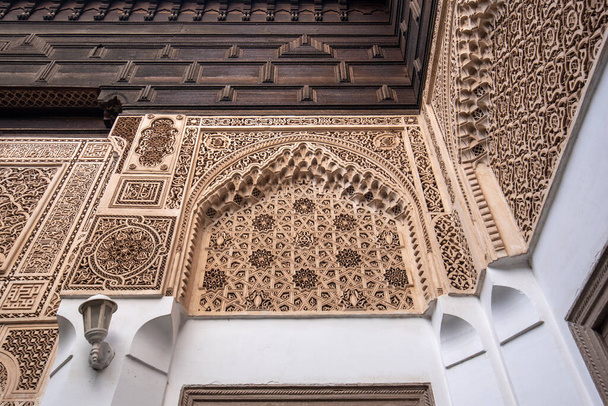 MARRAKECH, MARRUECOS - 28 de enero de 2019: En el interior del hermoso antiguo Palacio de Bahía, uno de los principales atractivos de Marrakech. Patio en estilo tradicional marroquí - Foto, imagen