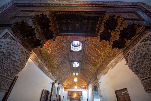 マラケシュ、モロッコ- 1月28 2019:美しい古代バイーア宮殿、マラケシュの主な観光スポットの一つの内部。伝統的なモロッコ風の中庭 - 写真・画像