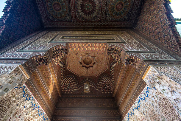 MARRAKECH, MOROCCO - 28 de janeiro de 2019: Interior do belo e antigo Palácio da Bahia, uma das principais atrações de Marraquexe. Pátio em estilo tradicional marroquino - Foto, Imagem