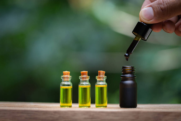 Olio di CBD prodotti di canapa, Cannabis medicinale con olio estratto in una bottiglia. Concetto di cannabis medica - Foto, immagini