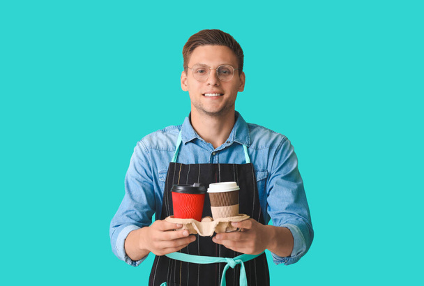 Fiatal férfi barista színes háttér - Fotó, kép