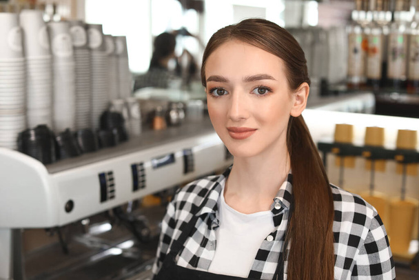 Jonge vrouwelijke barista op het werk - Foto, afbeelding
