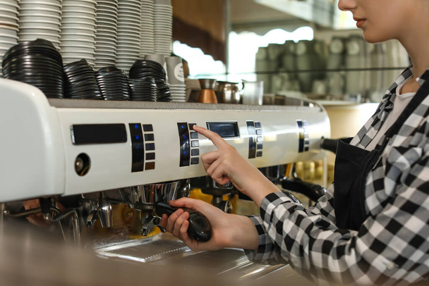 Young barista making coffee in cafe - Φωτογραφία, εικόνα