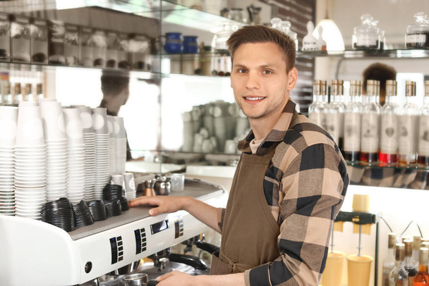 młody mężczyzna barista w miejscu pracy - Zdjęcie, obraz