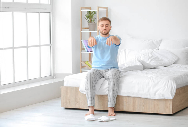Мужчина лунатик в спальне - Фото, изображение