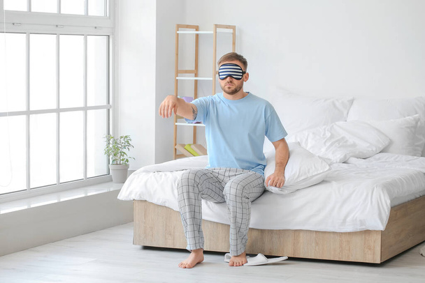 Мужчина лунатик в спальне - Фото, изображение