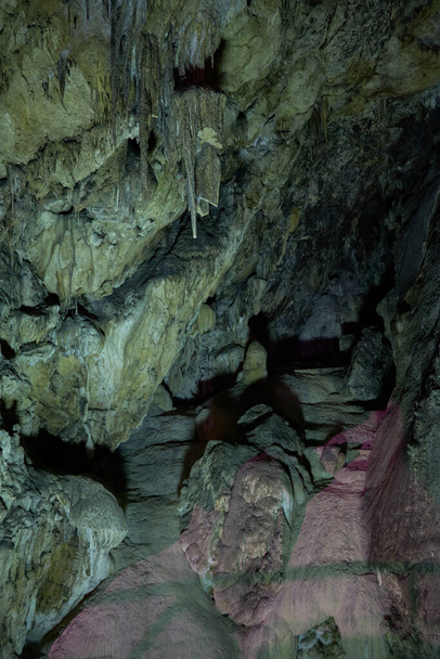 A Lázár-barlang (Lazareva Pecina, más néven Zlotska-barlang) Szerbia leghosszabb feltárt barlangja. Népszerű turistahely, különösen a sztalaktiták és sztalagmitok gyönyörű formációi miatt. - Fotó, kép