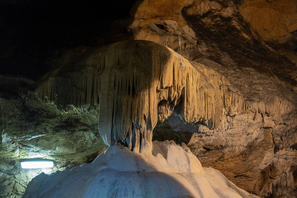 A Lázár-barlang (Lazareva Pecina, más néven Zlotska-barlang) Szerbia leghosszabb feltárt barlangja. Népszerű turistahely, különösen a sztalaktiták és sztalagmitok gyönyörű formációi miatt. - Fotó, kép
