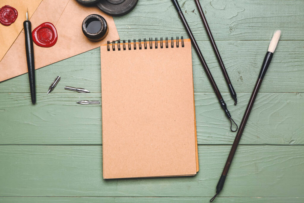 Skład z notebooka, długopisu i atramentu na stole - Zdjęcie, obraz