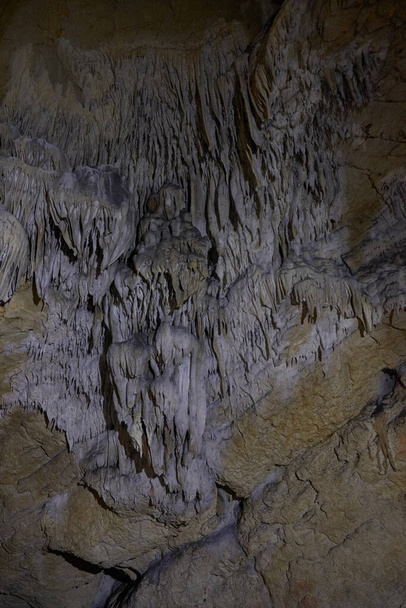 Lazarská jeskyně (Lazareva Pecina, známá také jako Zlotská jeskyně) je nejdelší prozkoumanou jeskyní v Srbsku. Je to oblíbené turistické místo, zejména pro jeho krásné útvary stalaktity a stalagmity - Fotografie, Obrázek
