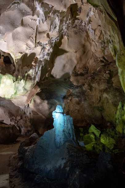 La Grotta di Lazar (Lazareva Pecina, conosciuta anche come Grotta di Zlotska) è la grotta esplorata più a lungo in Serbia. E 'luogo turistico popolare, soprattutto per le sue belle formazioni di stalattiti e stalagmiti - Foto, immagini