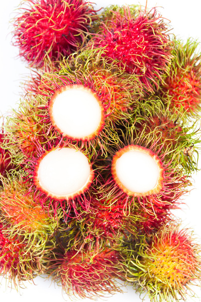 Rambutan-Frucht mit roter Schale auf weißem Hintergrund - Foto, Bild