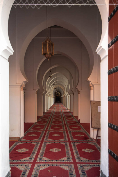 Koutoubia Camii veya Kutubiyya Camii 'ndeki kemerler ve Fas' ın Medina Mahallesi 'ndeki minare. Marakeş 'in en büyüğü. İç kemerler. - Fotoğraf, Görsel