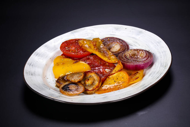 Grilled vegetables - tomato, pepper, mushroom and violet onion  - Fotoğraf, Görsel