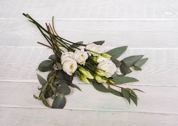zartes Bouquet mit weißen Rosen und Eukalyptus - Foto, Bild