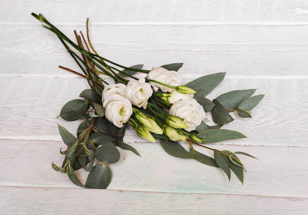 delicado ramo con rosas blancas y eucalipto
 - Foto, imagen