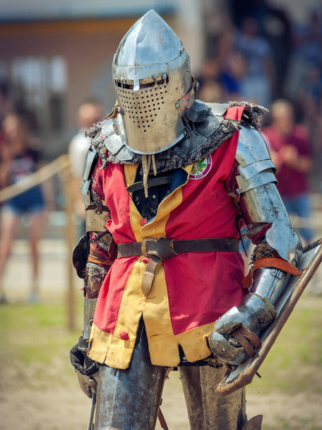 Reconstruções de lutas e duelos de cavaleiros em armaduras
 - Foto, Imagem