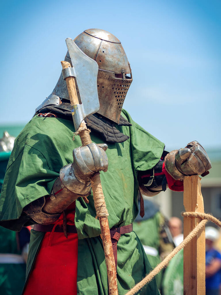 Reconstruções de lutas e duelos de cavaleiros em armaduras
 - Foto, Imagem