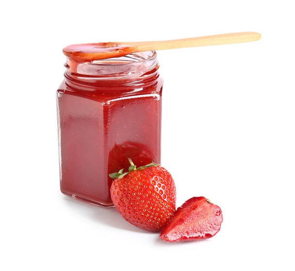 Jar chutné jahodové džem na bílém pozadí - Fotografie, Obrázek