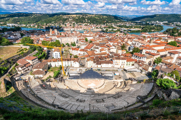 Paysage urbain de Vienne avec la vieille ville et vue aérienne de l'ancien théâtre gallo-romain à Vienne Isère France - Photo, image