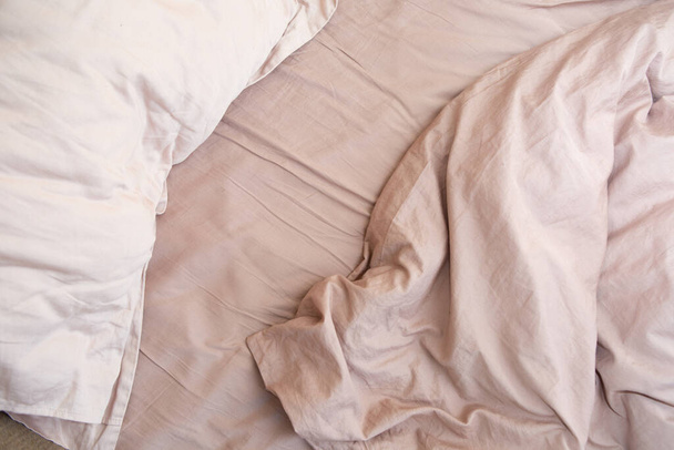 stropicciato cuscini di lenzuolo e coperta sul letto casa tessitura tessile - Foto, immagini
