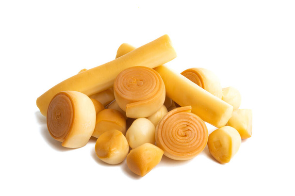 Geräucherter Käse isoliert auf weißem Hintergrund - Foto, Bild